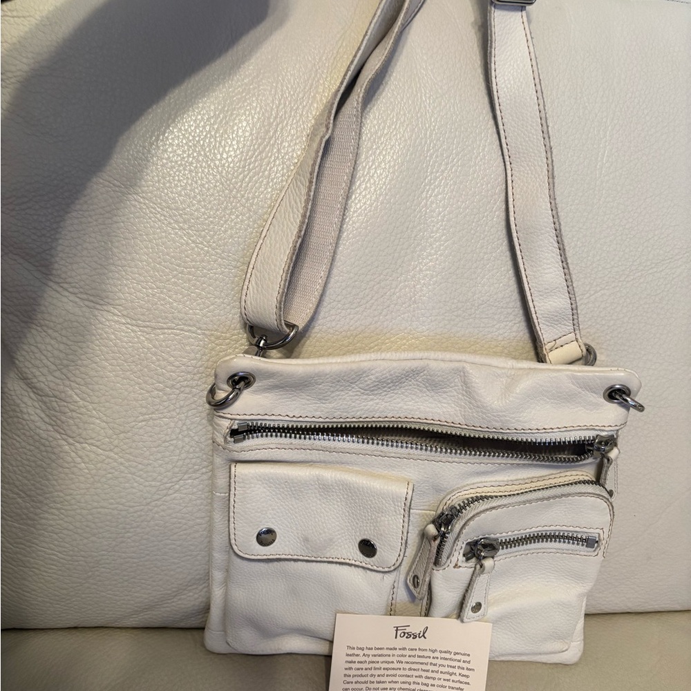 Fossil white leather bag. Adjustable strap and many pockets.